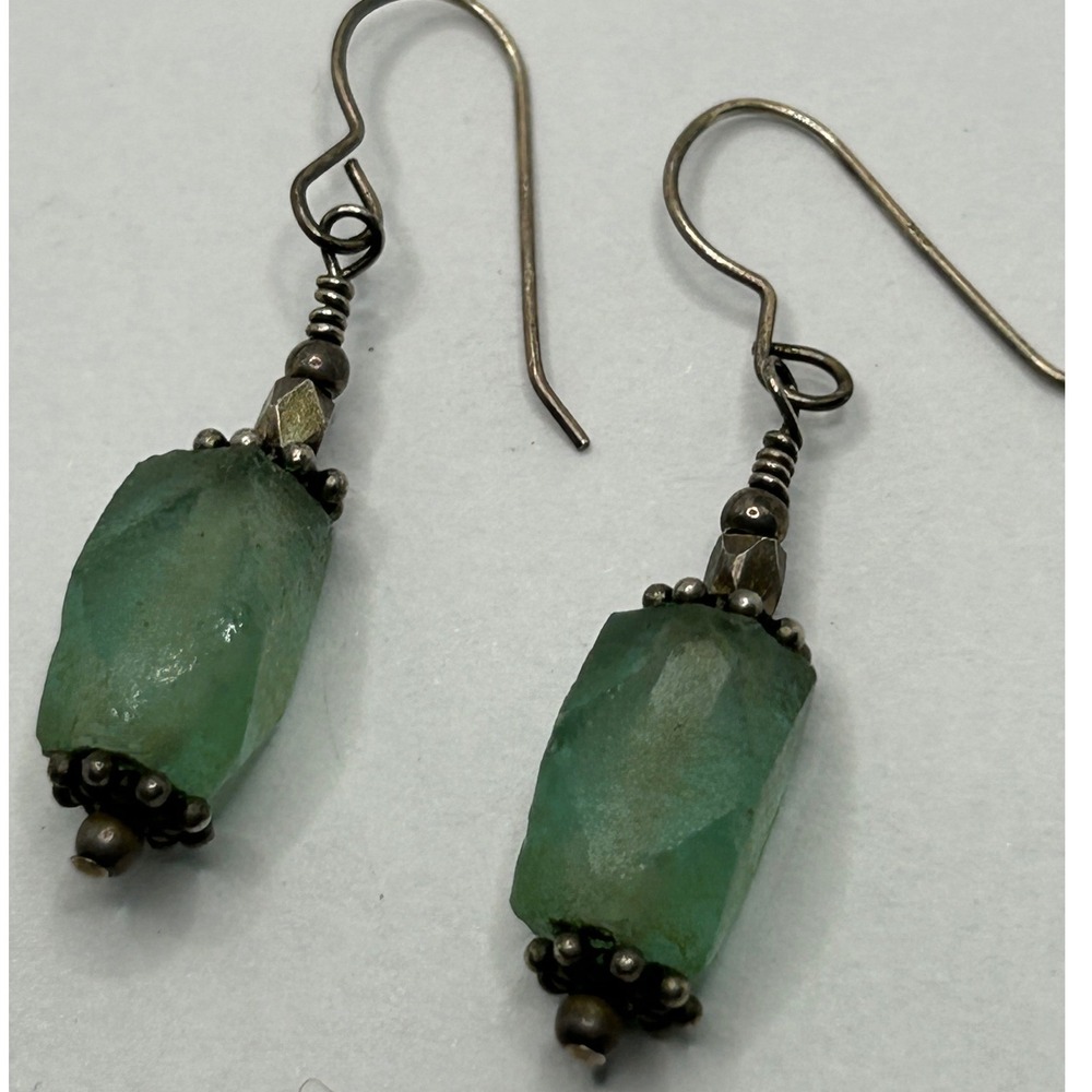 Vtg Green Stone Dangle Earrings Silver Tone Boho Rustic Beaded Faceted Spring